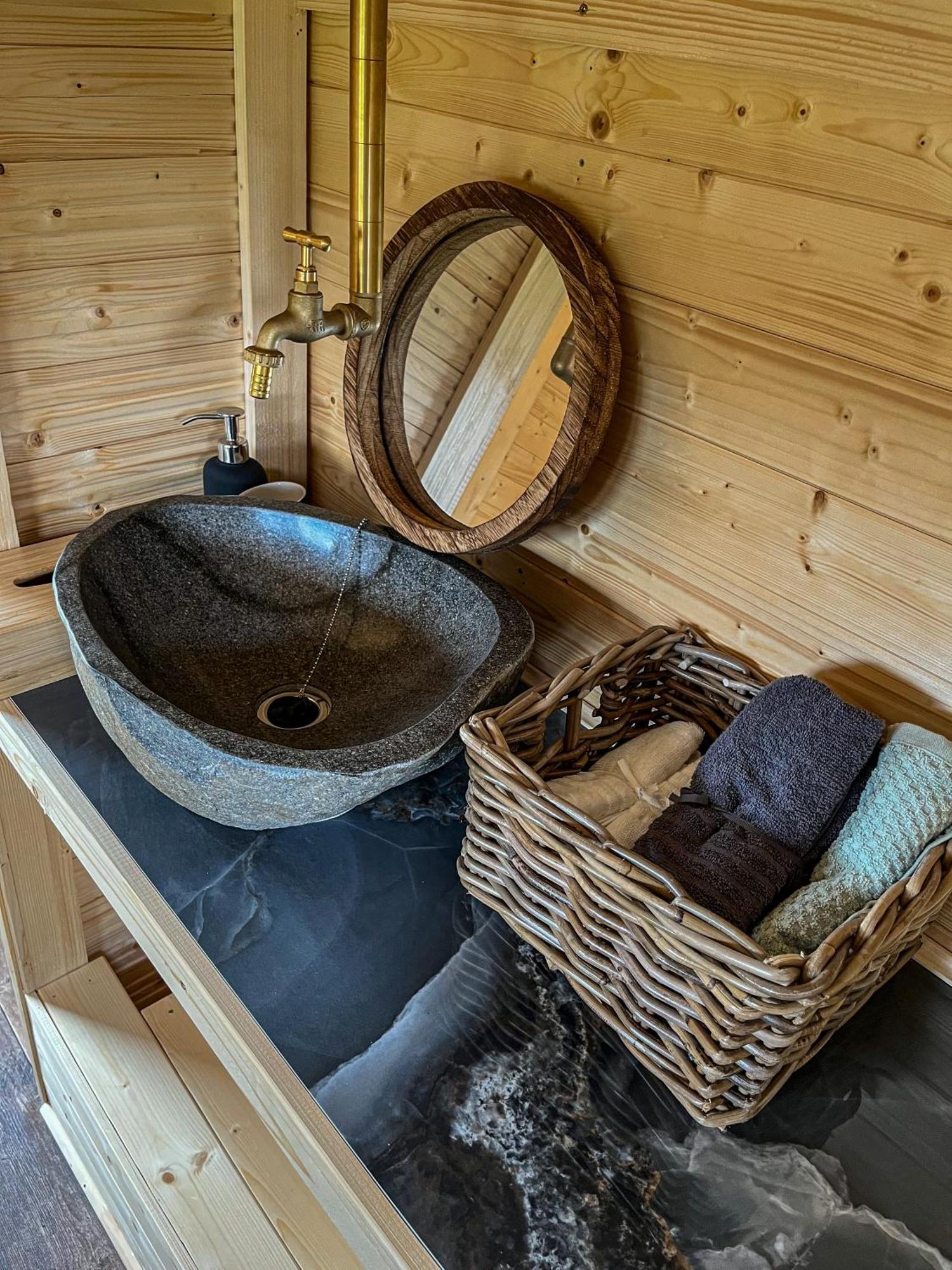 Le Petit Hotel Upice Екстериор снимка